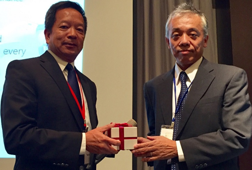 Souvenir presentation to President Tom Ho (left) of BISTel for an invited talk about artificial intelligence and fault detection, by Chairman Shuichi Inoue (right) of ISSM Executive Committee.