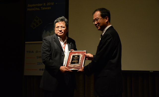 Dr. Chris Luoh receiving his eMDC service award as presented by Thomas Chen (Steering Committee)