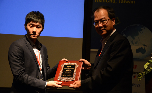 Jeffery Liu of TeraSoft receiving a contribution award from Thomas Chen (Steering Committee)